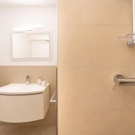 2 Bedroom Beautiful In Apartment *